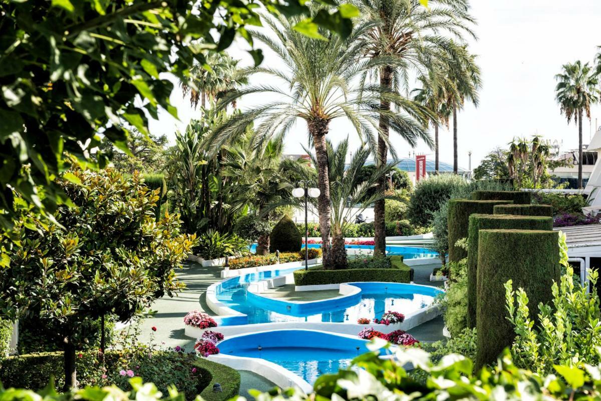 Center Beachfront With Private Patio Apartment